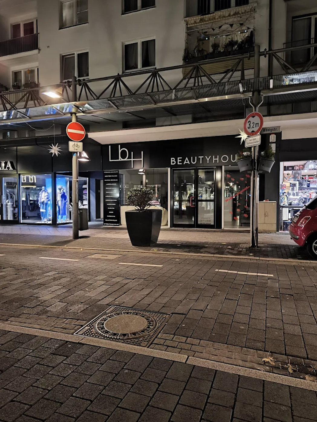 Studio von außen bei Nacht